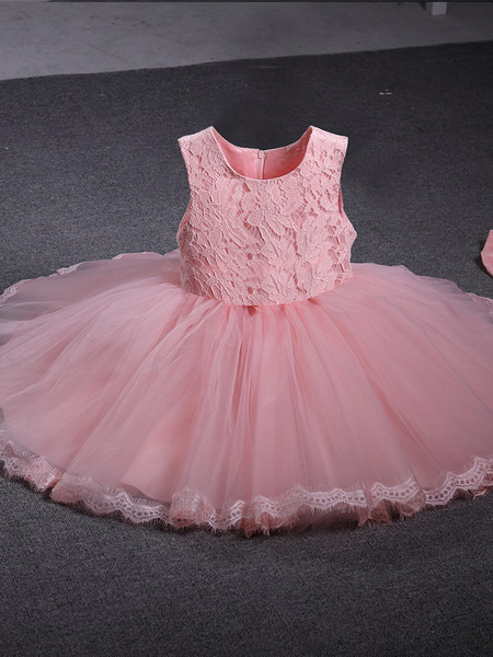 Pitsi ja paelaga lastekleit seljal