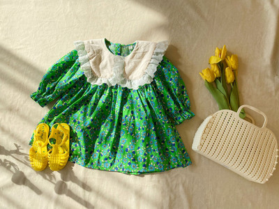 Jauna modeļa pavasara kleita ar lielu apkakli un lokām