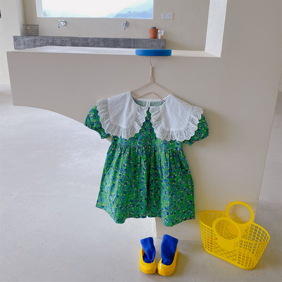 Jauna modeļa pavasara kleita ar lielu apkakli un lokām