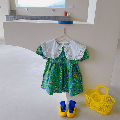 Jauna modeļa pavasara kleita ar lielu apkakli un lokām