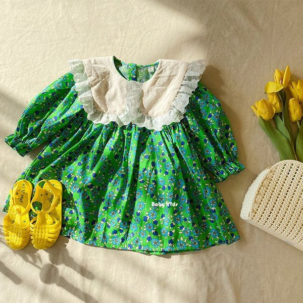 Jauna modeļa pavasara kleita ar lielu apkakli un lokām