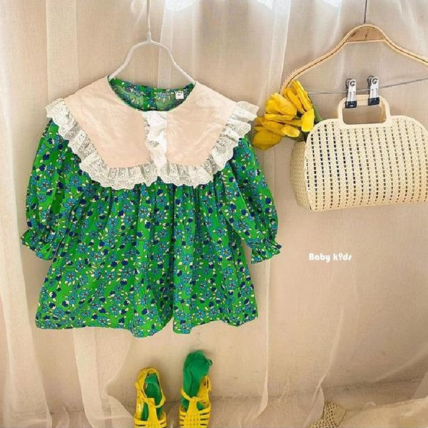 Jauna modeļa pavasara kleita ar lielu apkakli un lokām