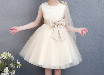 Модерна детска разкроена рокля с панделка и тюл