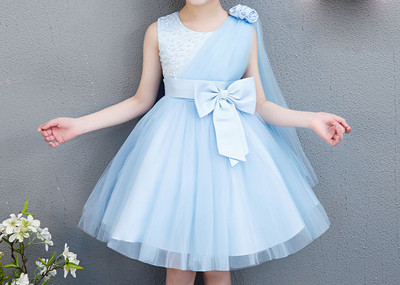 Moodne lastelõikeline paela ja tülliga kleit