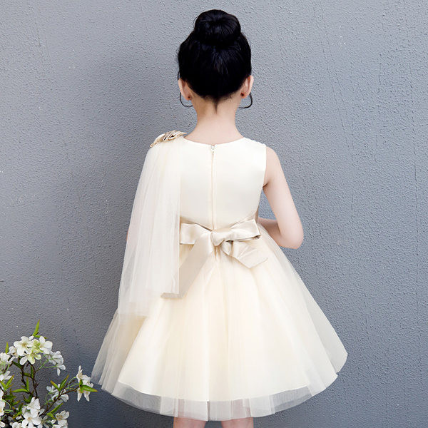 Moodne lastelõikeline paela ja tülliga kleit