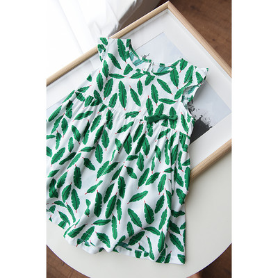 Krāsaina bērnu kleita ar lokām un apaļu kakla izgriezumu