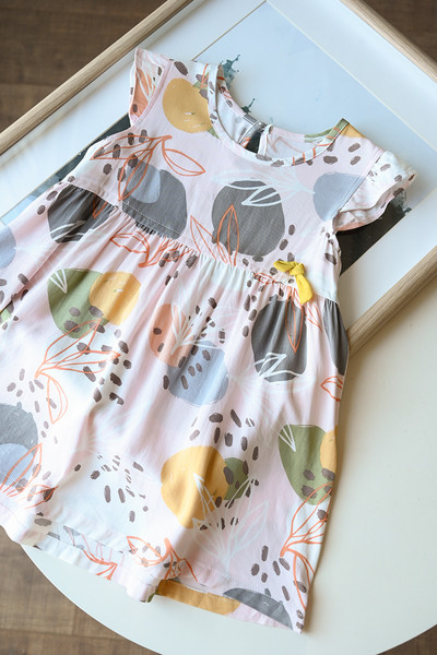 Krāsaina bērnu kleita ar lokām un apaļu kakla izgriezumu