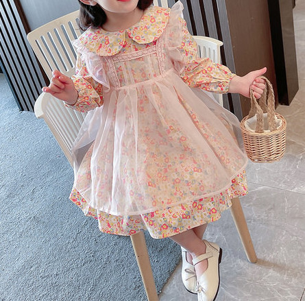 Jauna modeļa bērnu kleita ar ziedu rakstu un garām piedurknēm