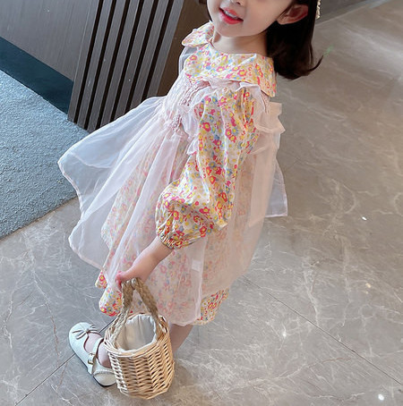 Jauna modeļa bērnu kleita ar ziedu rakstu un garām piedurknēm