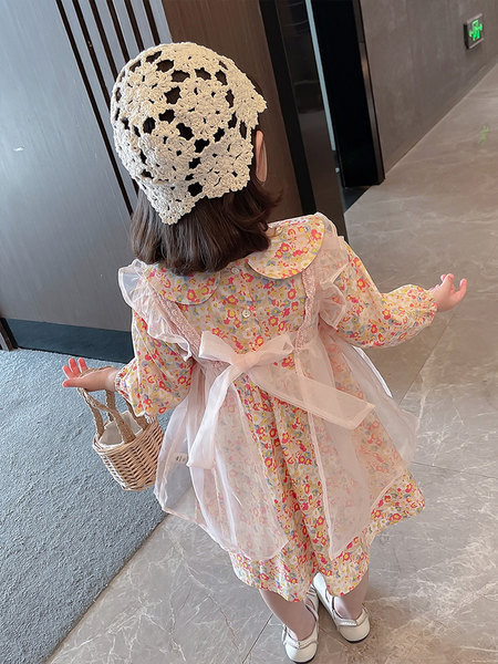 Jauna modeļa bērnu kleita ar ziedu rakstu un garām piedurknēm