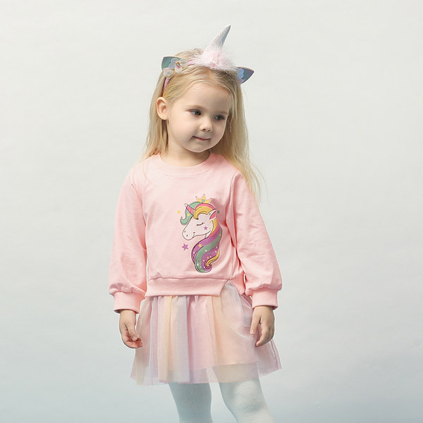 Bērnu ikdienas kleita ar krāsainu aplikāciju un tillu