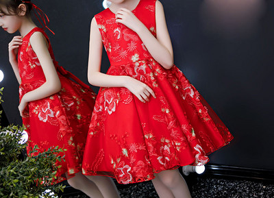 Moderna bērnu piegriezuma kleita - divi modeļi