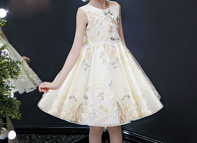 Moderna bērnu piegriezuma kleita - divi modeļi