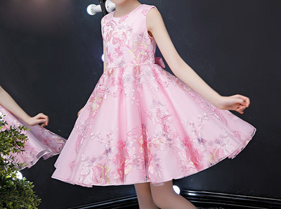 Moderna bērnu piegriezuma kleita - divi modeļi