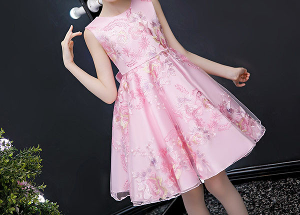 Moderna bērnu piegriezuma kleita - divi modeļi