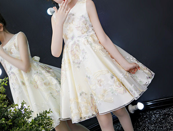 Moderna bērnu piegriezuma kleita - divi modeļi