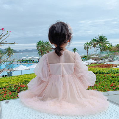 Moderna meiteņu kleita ar tillu un izšuvumiem