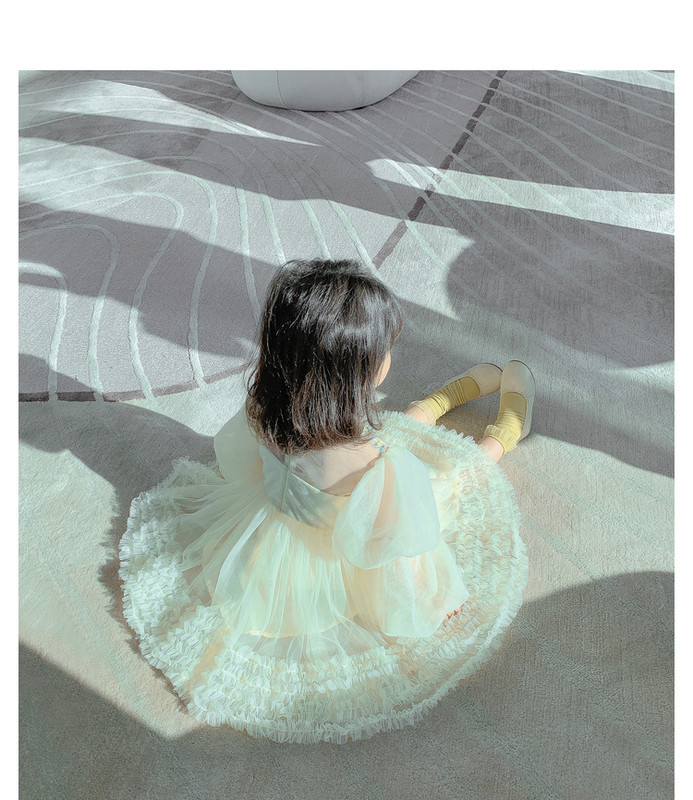 Moderna meiteņu kleita ar tillu un izšuvumiem