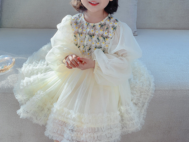 Moderna meiteņu kleita ar tillu un izšuvumiem