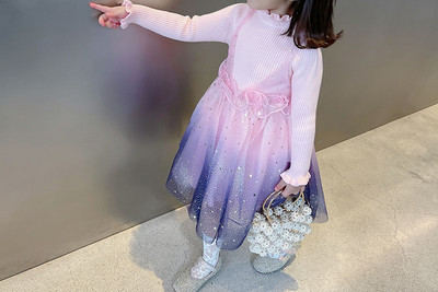 Mūsdienīgs bērnu kleitas piegriezuma modelis ar garām piedurknēm un tillu