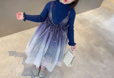 Mūsdienīgs bērnu kleitas piegriezuma modelis ar garām piedurknēm un tillu