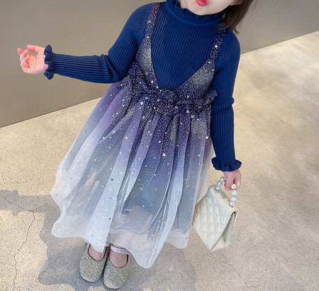 Mūsdienīgs bērnu kleitas piegriezuma modelis ar garām piedurknēm un tillu