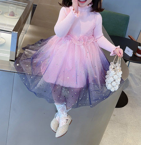 Mūsdienīgs bērnu kleitas piegriezuma modelis ar garām piedurknēm un tillu