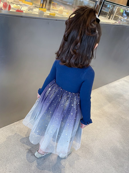 Mūsdienīgs bērnu kleitas piegriezuma modelis ar garām piedurknēm un tillu