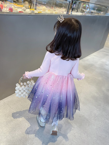 Mūsdienīgs bērnu kleitas piegriezuma modelis ar garām piedurknēm un tillu