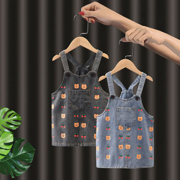 Bērnu džinsa kombinezons ar plecu lencēm un aplikāciju