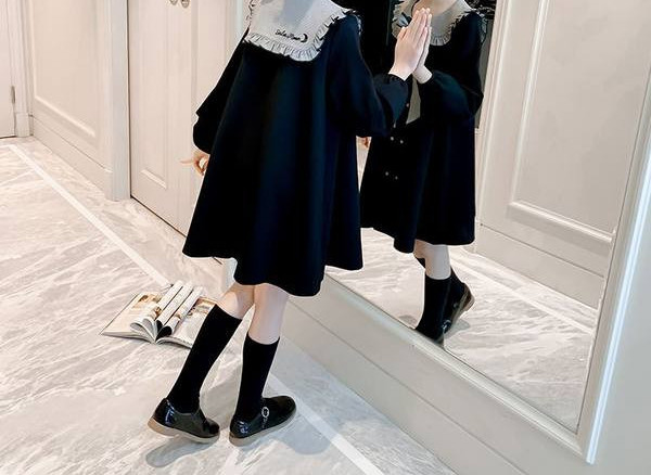 Ikdienas bērnu kleita ar lenti un pogām