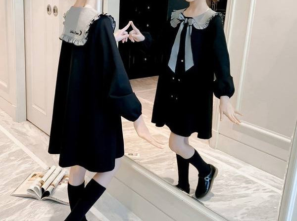 Ikdienas bērnu kleita ar lenti un pogām