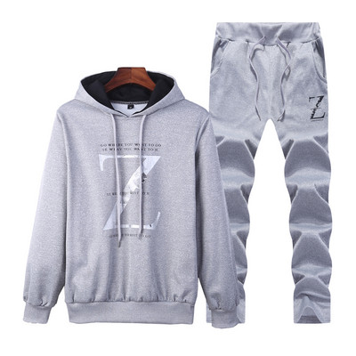 Vīriešu modernā sporta komanda no biksēm un sporta krekla ar uzrakstu