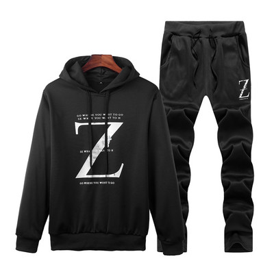 Vīriešu modernā sporta komanda no biksēm un sporta krekla ar uzrakstu