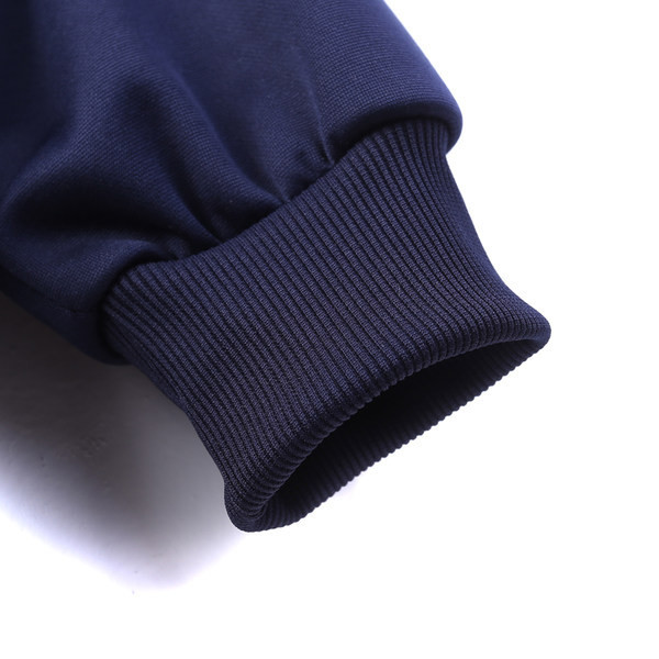 Vīriešu modernā sporta komanda no biksēm un sporta krekla ar uzrakstu