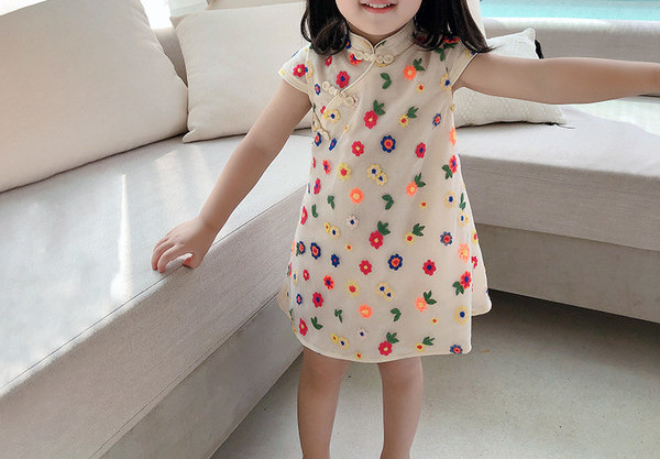 Jauna modeļa vasaras kleita ar īsām piedurknēm un ziedu rakstu