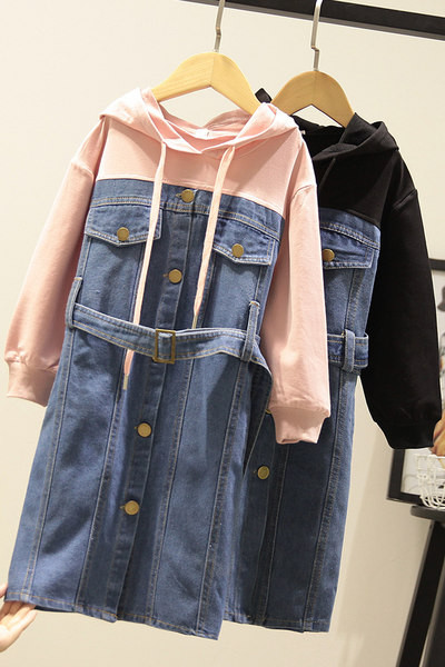 Ikdienas bērnu džinsa kleita ar pogām un kapuci