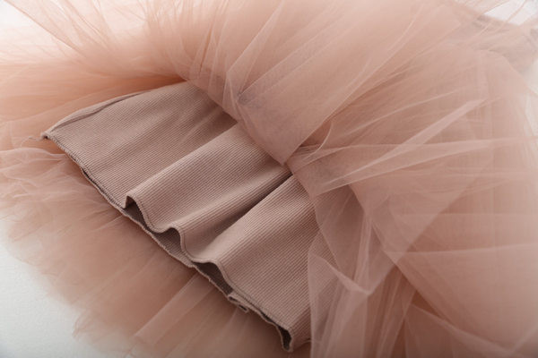 Vasaras kokvilnas kleita ar plānām lencītēm un tilla apakšā