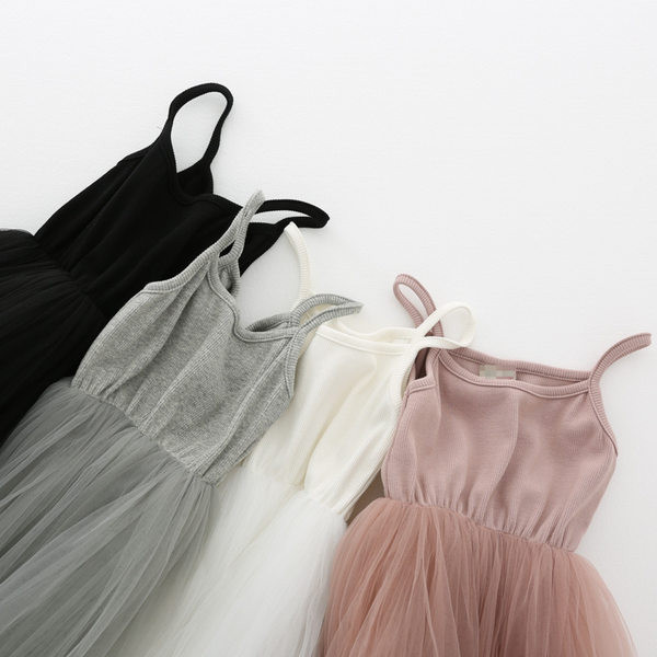 Vasaras kokvilnas kleita ar plānām lencītēm un tilla apakšā