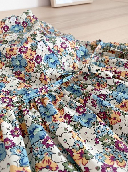 Καλοκαιρινό φόρεμα με λουλουδάτο μοτίβο και κοντά μανίκια