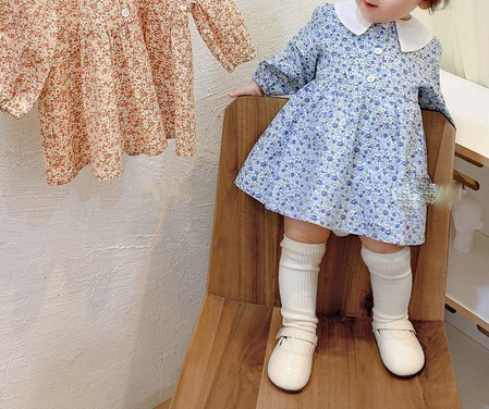 Pavasara bērnu kleita ar ziedu rakstu un pogām meitenēm