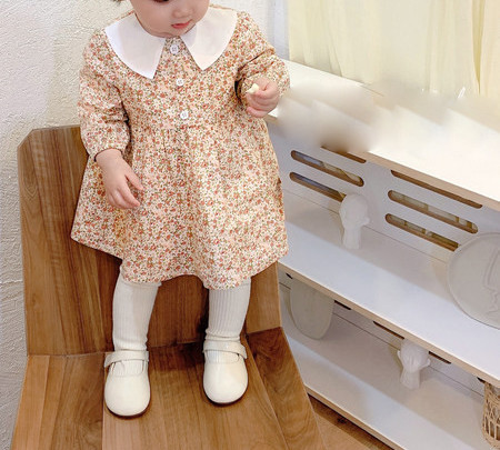 Pavasara bērnu kleita ar ziedu rakstu un pogām meitenēm