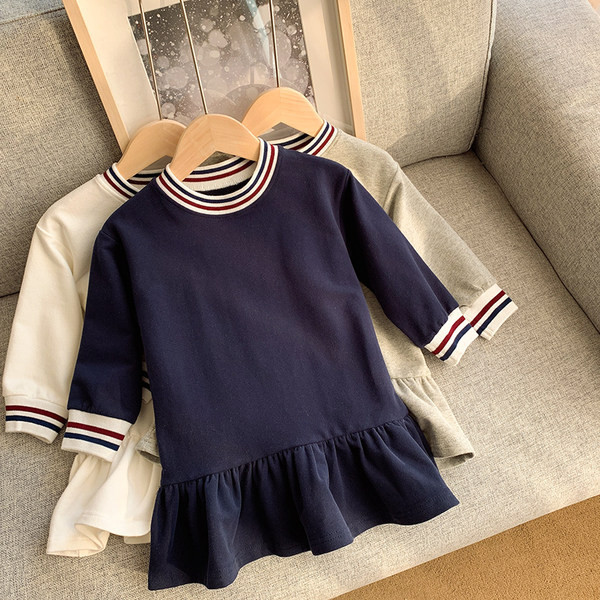 Bērnu ikdienas kleita ar ovālu kakla izgriezumu trīs krāsās