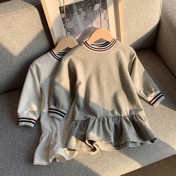 Bērnu ikdienas kleita ar ovālu kakla izgriezumu trīs krāsās