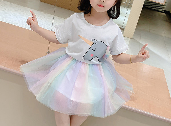 Παιδική μπλούζα με κοντά μανίκια και πολύχρωμη φούστα