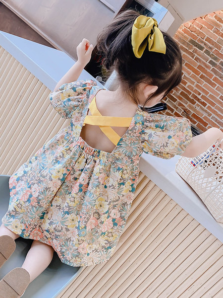 Παιδικό φόρεμα με κοντά μανίκια και σταυρωτούς δεσμούς στη πλάτη 