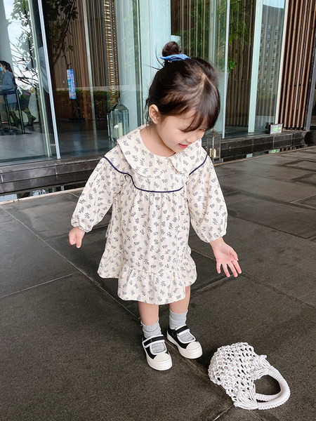 Jauna modeļa pavasara kleita ar garām piedurknēm un apkakli