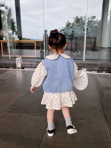 Jauna modeļa pavasara kleita ar garām piedurknēm un apkakli