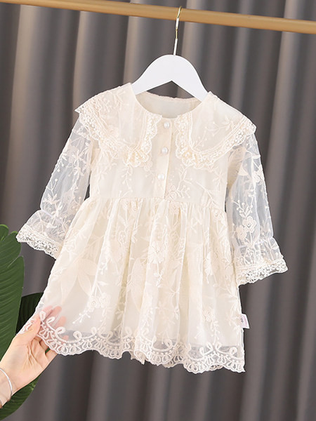 Bērnu mežģīņu kleita ar izšūtām ziedu pogām un ovālu kakla izgriezumu