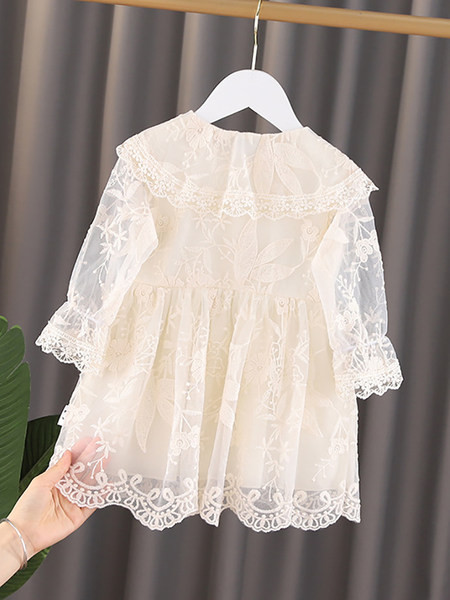 Bērnu mežģīņu kleita ar izšūtām ziedu pogām un ovālu kakla izgriezumu